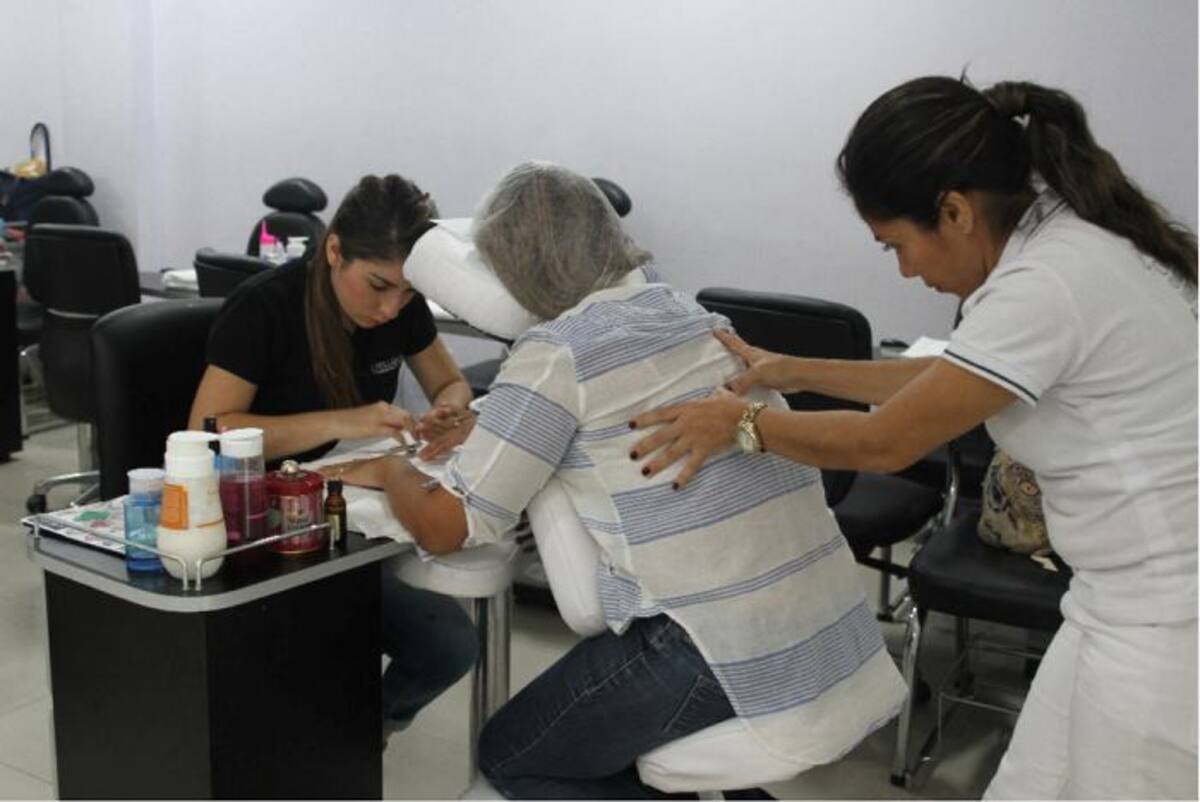 Muchas mujeres afirman que cuando quieren levantar su ánimo, acuden a salones de belleza o centros de estética y les funciona. El Universal.