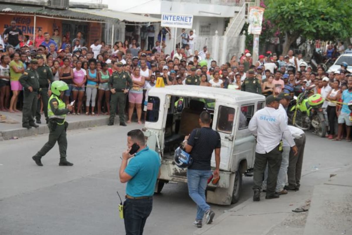 La mujer iba junto al conductor del campero cuando un sujeto se acercó a la venta y por no entregarle el bolso le dio un balazo. Archivo.