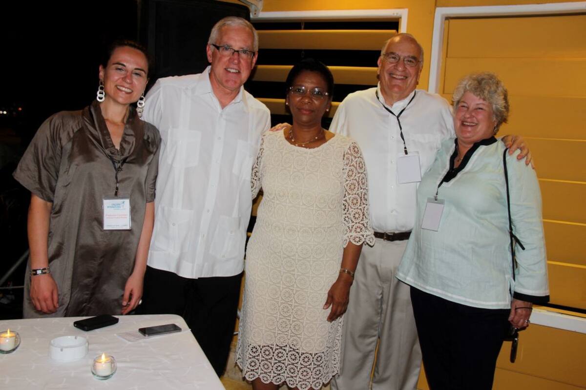 Francesca Castellani, James Cook; la directora de Children International en Cartagena, Nidia Monterrosa; Dick Roberts y Sally Roberts.