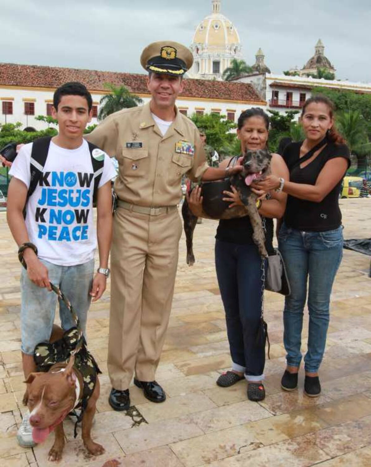 José Carlos Jiménez, con Rambo; el capi-tán de Navío, Andrés Vásquez; Patricia Co-ronel, Tayson y Marcela Coronel.