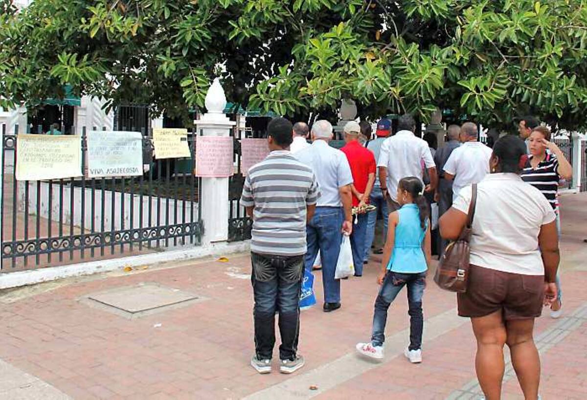 Curiosos se acercaban a observar la protesta de los pensionados, muchos de ellos de avanzada edad Kailline Giraldo El Universal