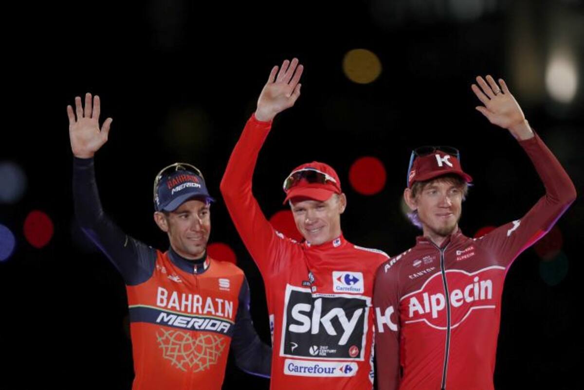 Chris Froome (c), el segundo clasificado el italiano del equipo Bahrain-Merida Vincenzo Nibali (i) y el tercer clasificado el ruso del equipo Katushha Alpecin Ilnur Zakarin (d). EFE