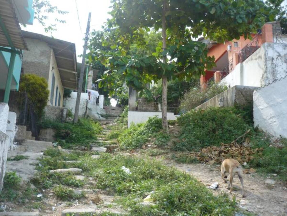 La Calle 11 de Noviembre, que asciende hacia La loma del diamante. FOTO RUBEN DARIO ALVAREZ-ELUNIVERSAL