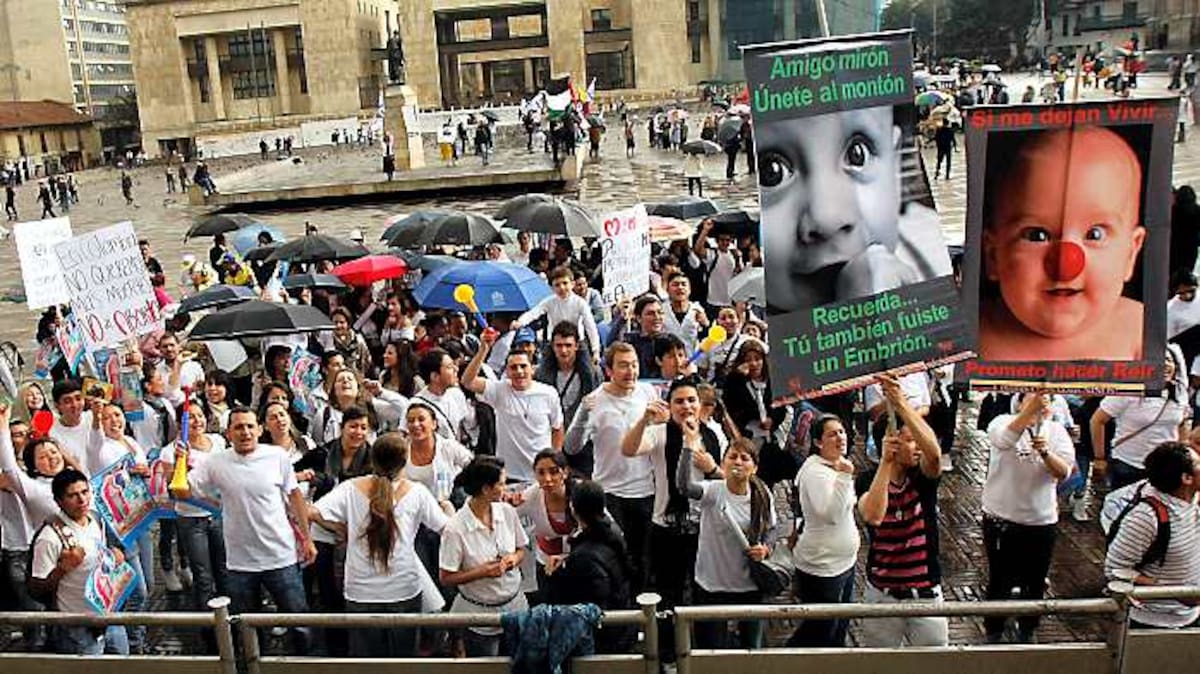 Mientras en la Comisión Primera del Senado avanzaba el debate sobre la ley que prohibe el aborto, manifestantes en contra de esta práctica protestaban frente al Congreso de la República. COLPRENSA