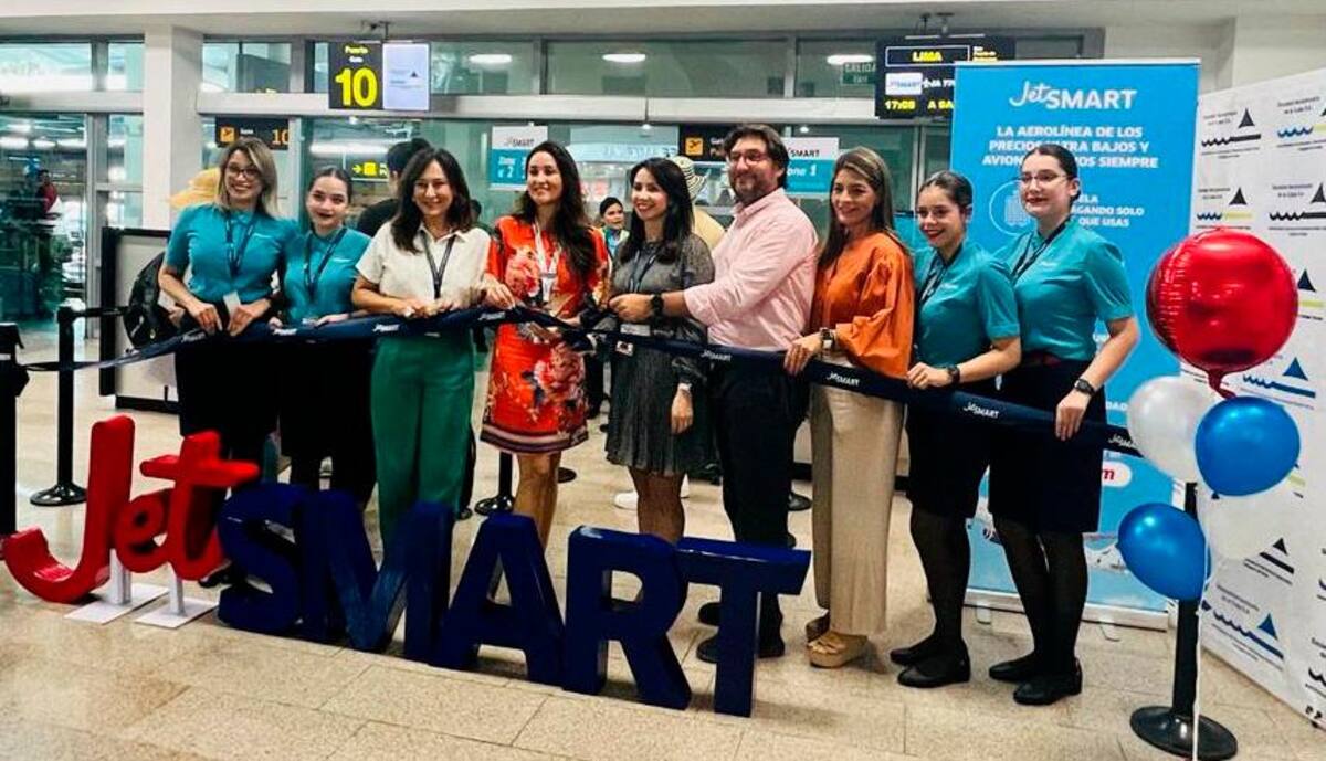 Personal de atención y ejecutivos de JetSmart, representantes de Sacsa, ProColombia y Corpoturismo en el corte de cinta del vuelo inaugural Cartagena-Lima. // Cortesía
