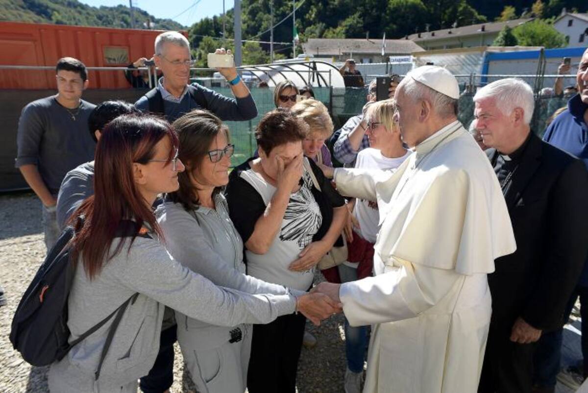 El papa llegó por sorpresa este martes por la mañana a Amatrice. AFP