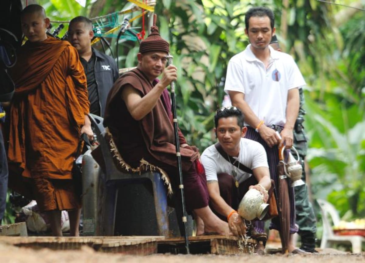 El monje de meditación forestal de Birmania, Kruba Boonmee (izq), a su llegada al lugar durante la operación de rescate de los 12 niños y su monitor atrapados desde hace nueve días en una cueva en el bosque de Khun Nam Nang Non, Chiang Rai. EFE PONGMANAT TASIRI