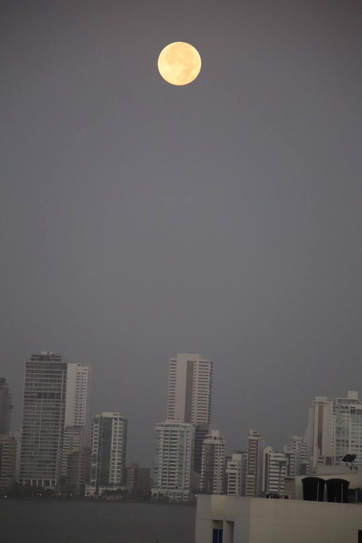 La Super Luna en el cielo cartagenero, apreciada desde el Alto Bosque. Foto: Luis Aparicio/El Universal.