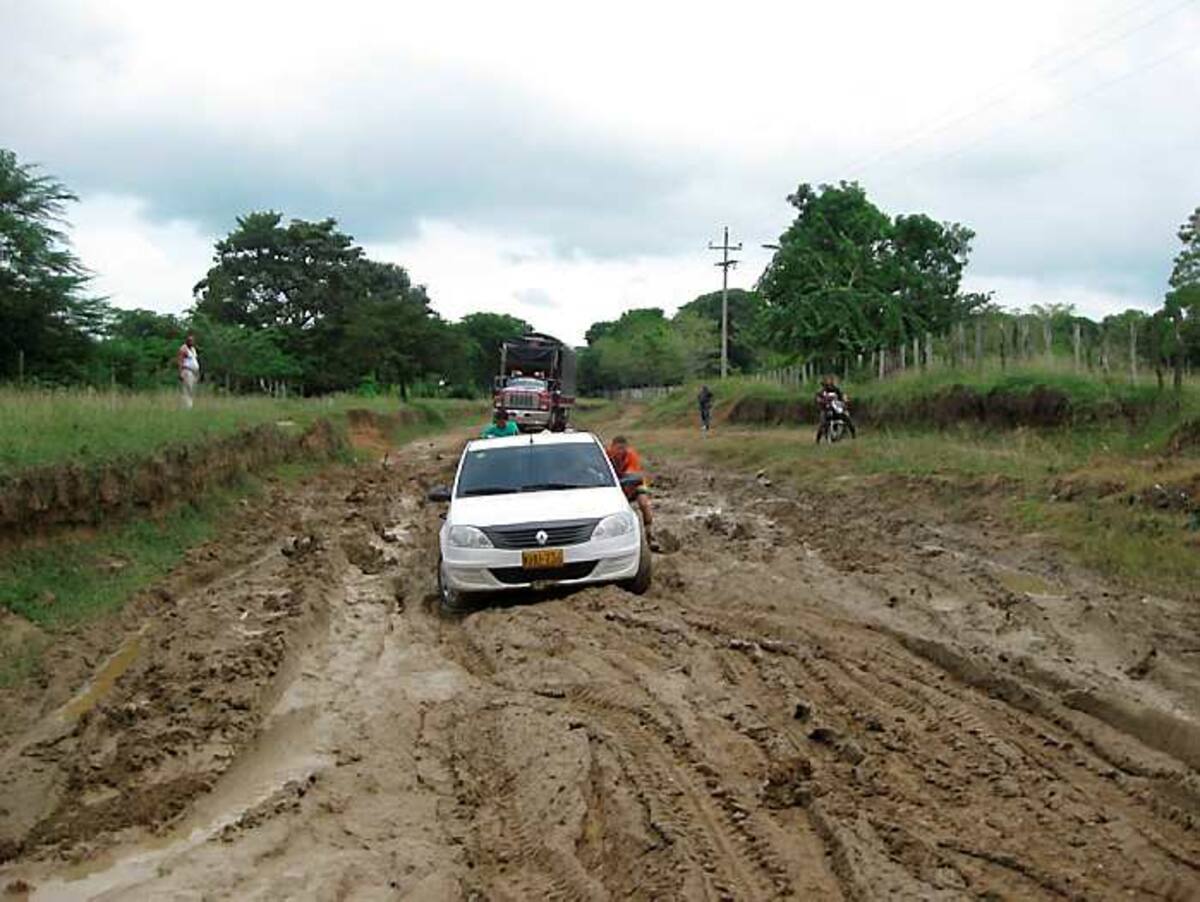 Mal estado de la vía Santa Ana – La Gloria, lo que dificulta el paso hacia destinos como Barranquilla, Cartagena, Santa Marta y Valledupar. RAFAEL MEDINA BROCHERO, ESPECIAL PARA EL UNIVERSAL