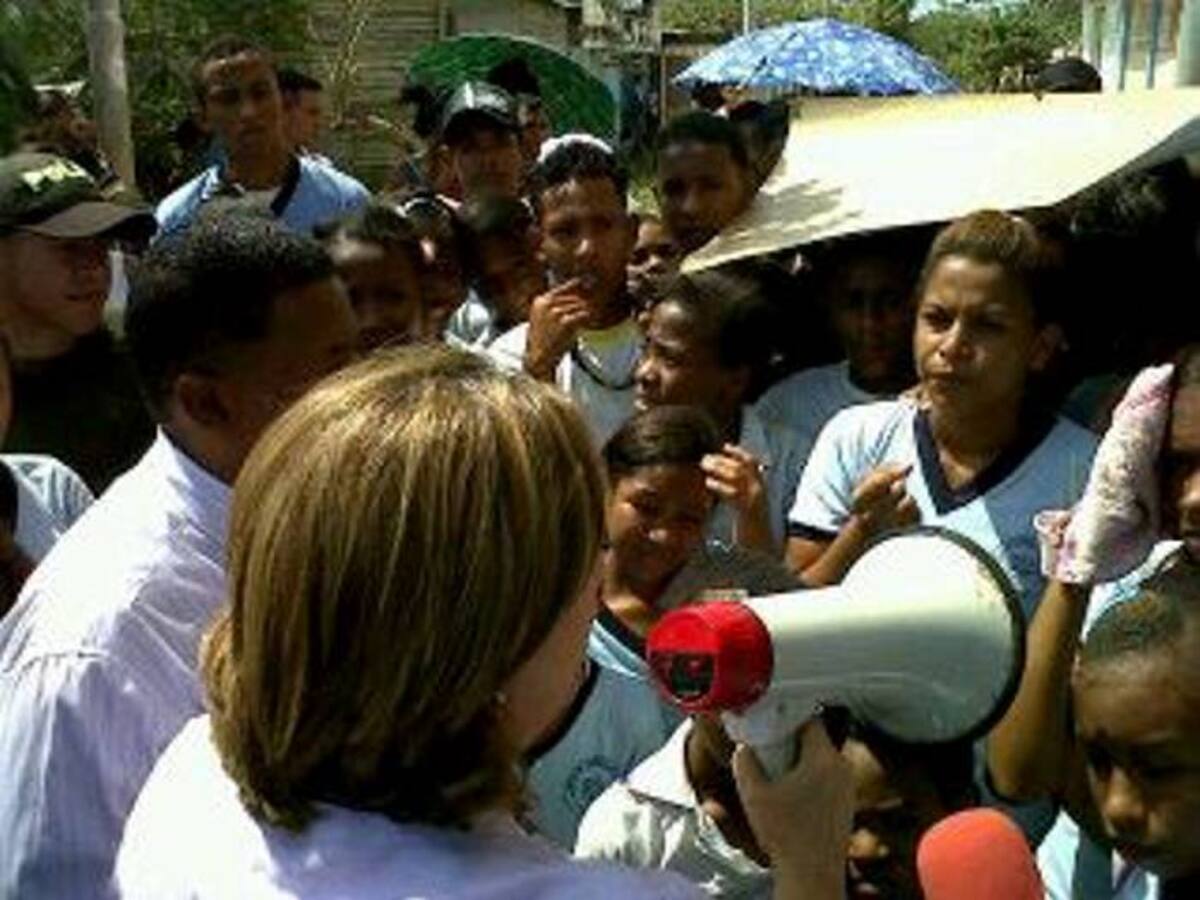 La secretaria de Educación, Rosario Ricardo llegó a la protesta de los estudiantes. EL UNIVERSAL