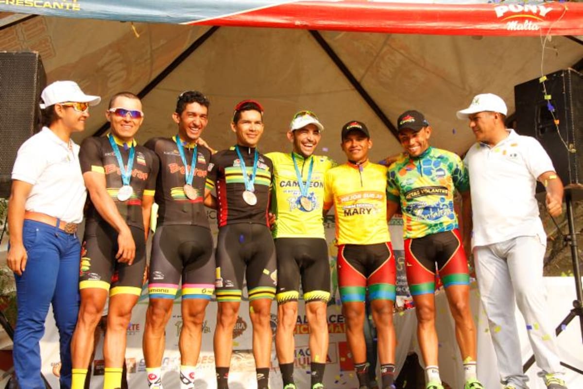 En el podio entre otros, aparecen, Ferney Restrepo (subcampeón), Nicolás García ( ganador de la última etapa y quinto en la general) y José Serpa, campeón de la Clásica Mariscal de Sucre MANUEL SANTIAGO PÉREZ EL UNIVERSAL