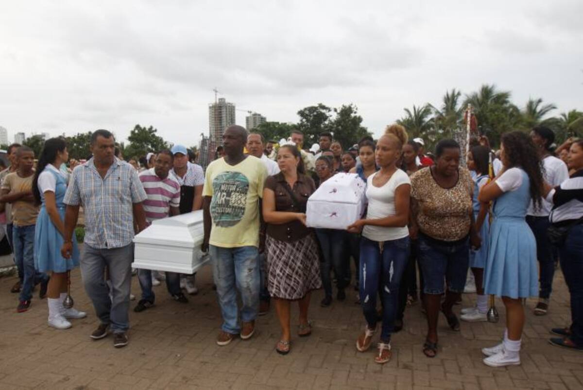 A los dos niños asesinados los enterraron ayer en la tarde en el cementerio Jardines de Cartagena, ante el dolor de sus familiares. EL UNIVERSAL