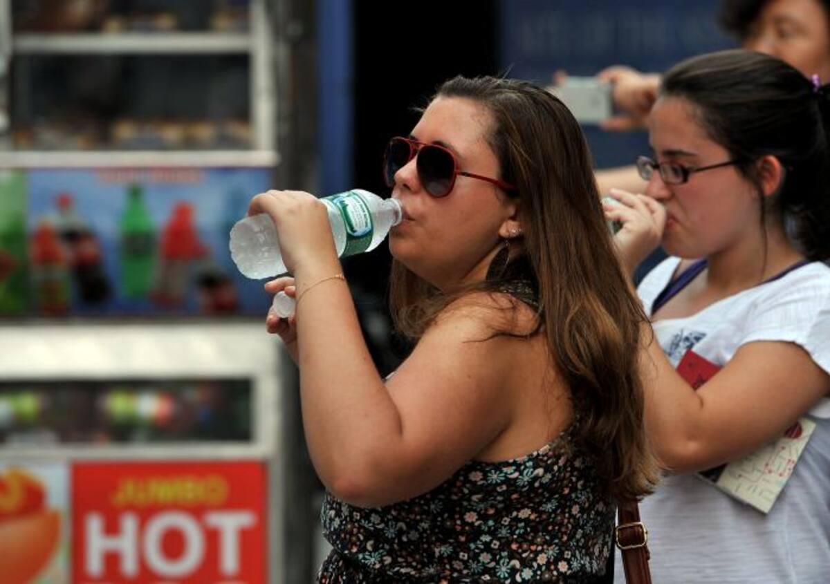 Respecto al consumo, las autoridades de salud hablan de ocho vasos al día, aunque los expertos señalan que esa ingesta también se da por medio del consumo de frutas y verduras. AFP STAN HONDA