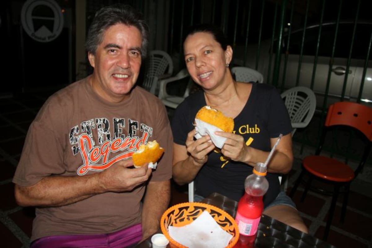 Alfredo Suárez y Sandra Doria degustan con los tradicionales fritos de Marta. ZENIA VALDELAMAR, GENTE BAHÍA - EL UNIVERSAL