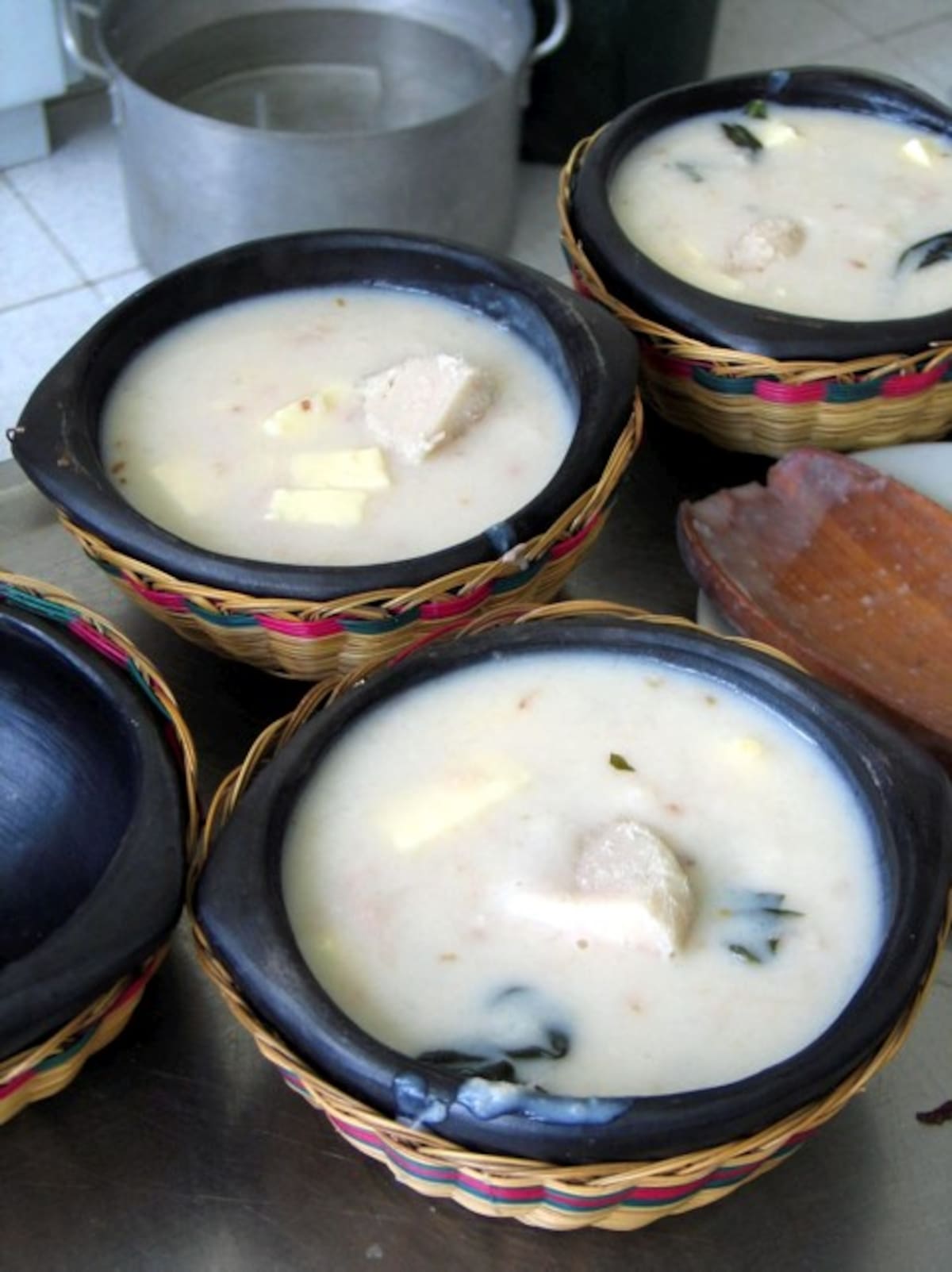 Uno de los platos más típicos de la temporada de Semana Santa son los motes de queso, guandul, palmito y pescado.
