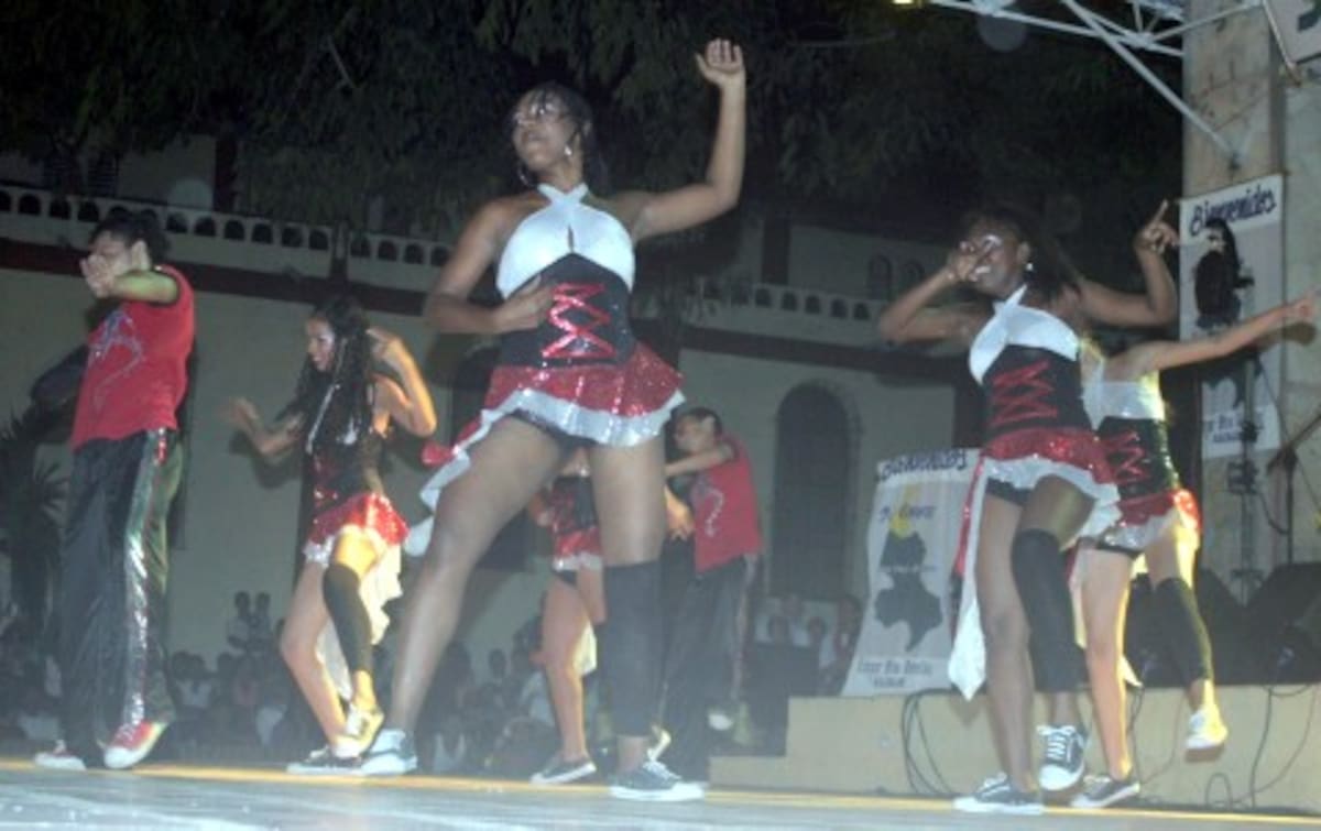 Bailes urbanos y danzas contemporáneas predominaron durante la muestra.