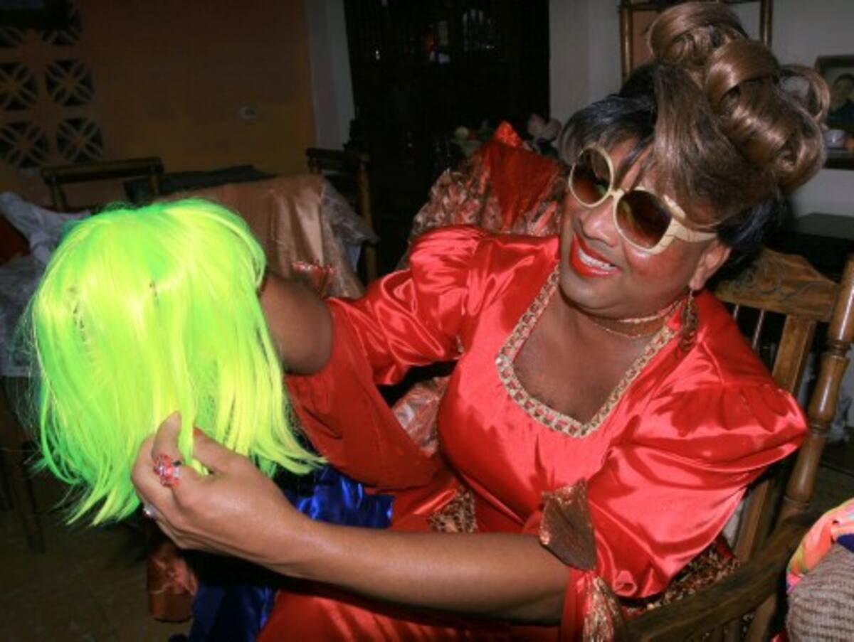 "Celia Cruz" tiene 20 pelucas que guarda celosamente.