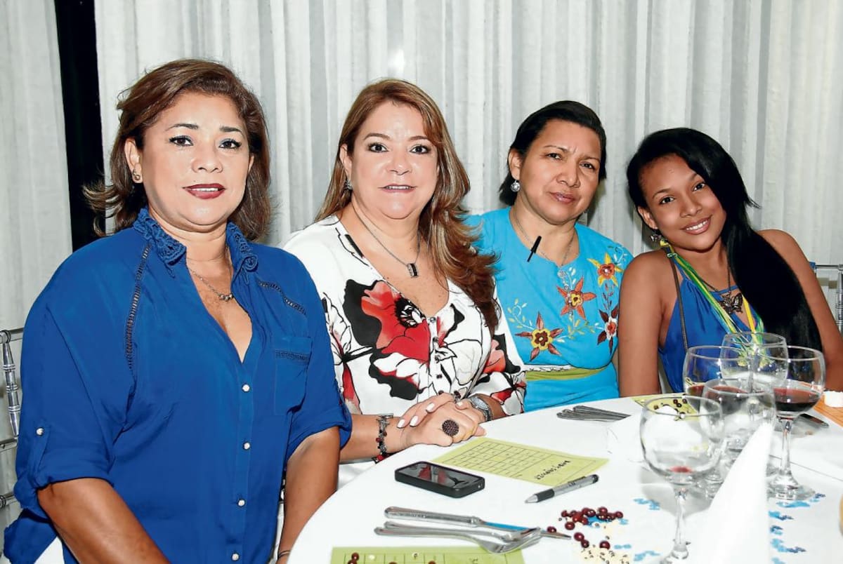 Carmenza de Pión, Piedad Carvajal, Inés de Díaz y María Alejandra Díaz.