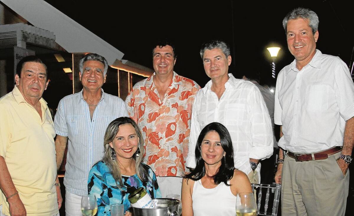 De pie: Miguel Henríquez, William Farah, Marco Gian Paoli, José Villegas y Luis Guillermo Villegas; sentadas: Jenny Vargas y María Elvira Faciolince.