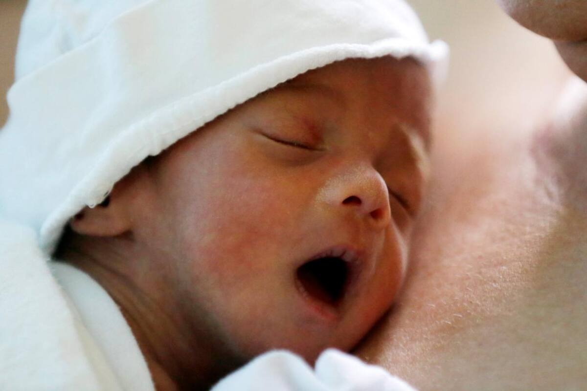Contacto piel con piel no aumenta riesgo de contagio de COVID en bebés