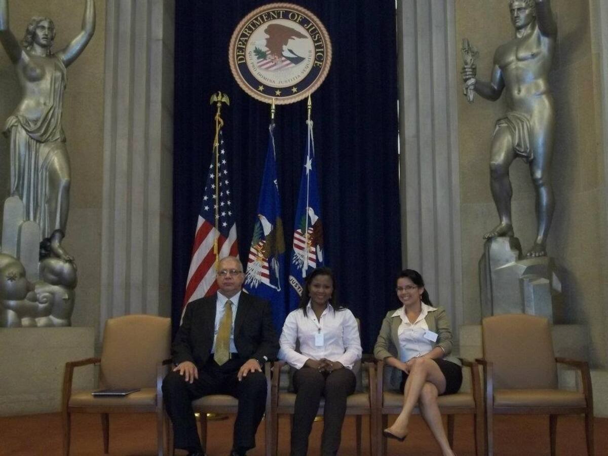 Miguel Yacamán Yidi, docente de la Universidad de Cartagena, Lissy Castro Cogollo y su compañera Gissel Ditar Díaz. Cortesía
