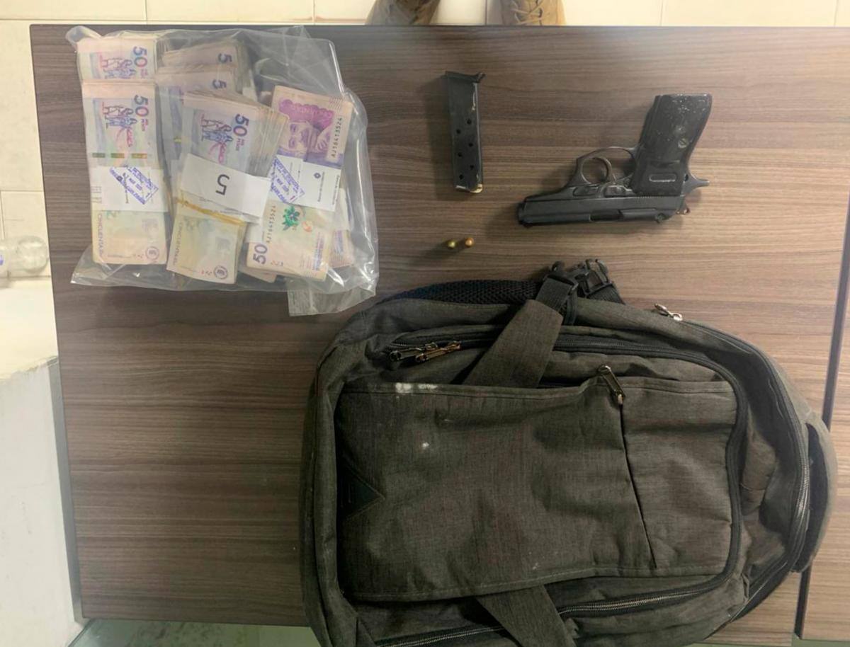 Dinero y arma encontrada en poder del ex director de ICBF en Sucre.
