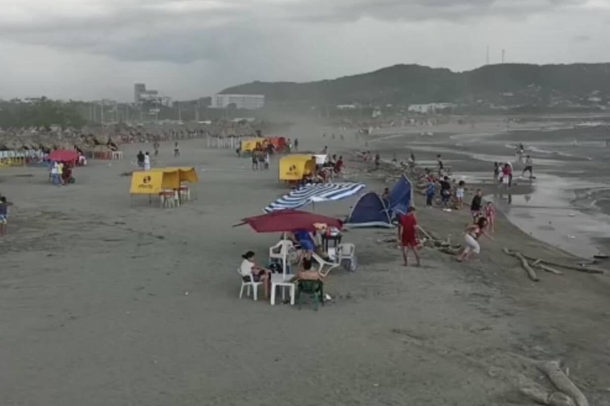 Niña de 11 años murió al ser alcanzada por un rayo en la playa