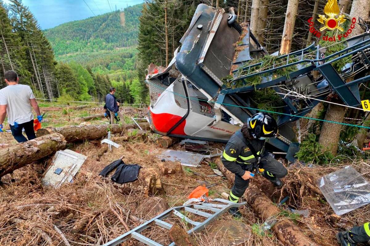 Se desploma teleférico en Italia y mueren 14 turistas