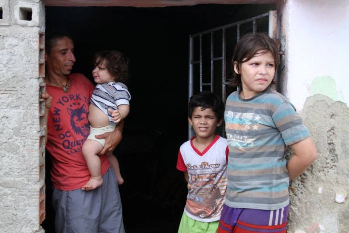 Roberto junto a sus hijos, Maylon, Sebastián y José Manuel. A Leonela le dio pena posar. ZENIA VALDELAMAR
