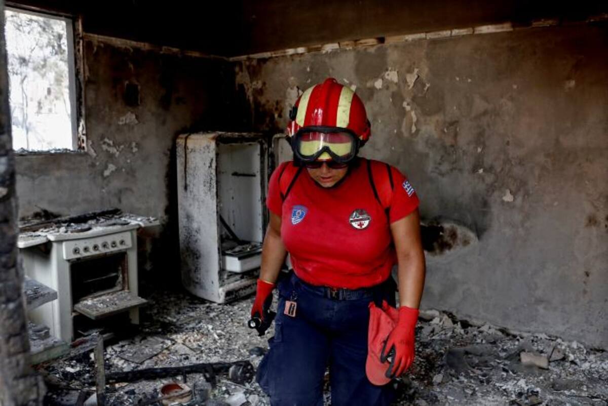 El Servicio de Bomberos, las fuerzas militares y rescatistas voluntarios encontraron más cuerpos en viviendas calcinadas cerca del puerto de Rafina EFE