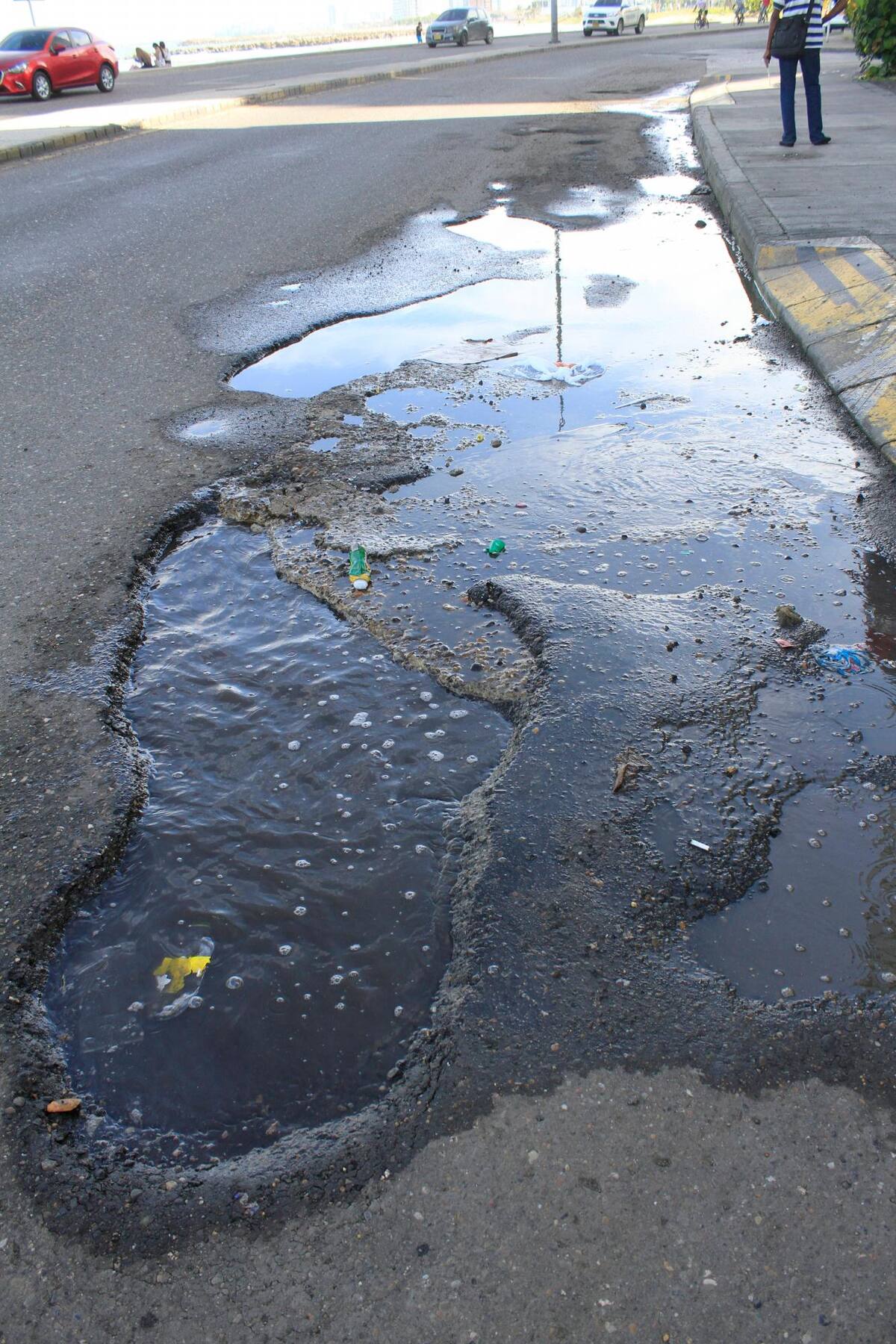 Huecos en la Avenida Santander. // Foto: Julio Castaño - El Universal