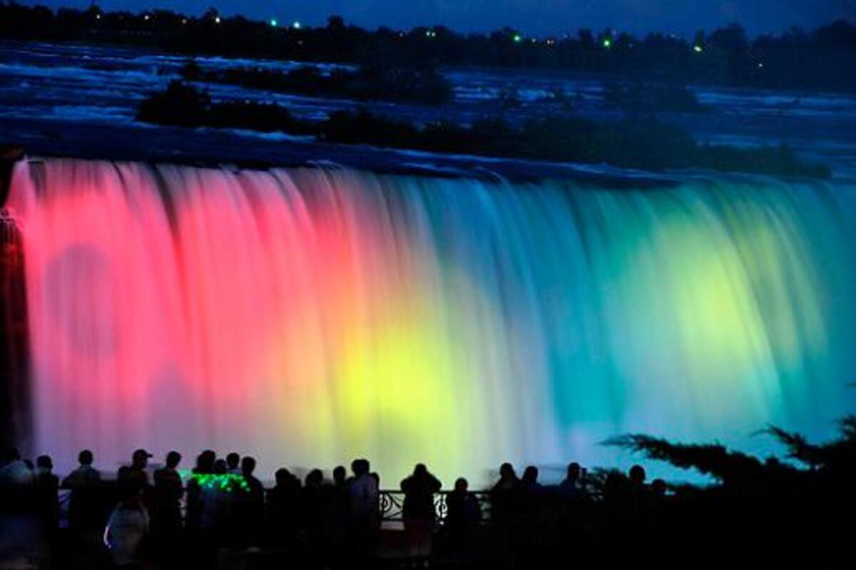 Cataratas del Niágara, iluminadas de amarillo, azul y rojo