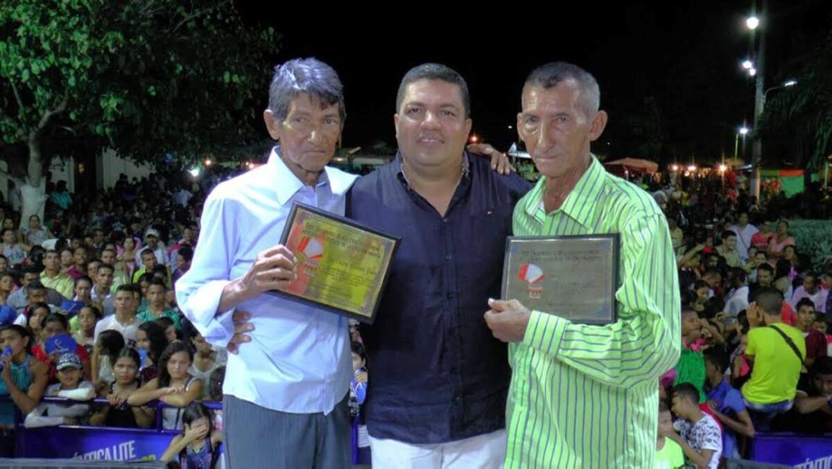 José Nicolás Díaz Marchena, alcalde de Salamina, junto a los homenajeados, Johny y José María Cervantes.