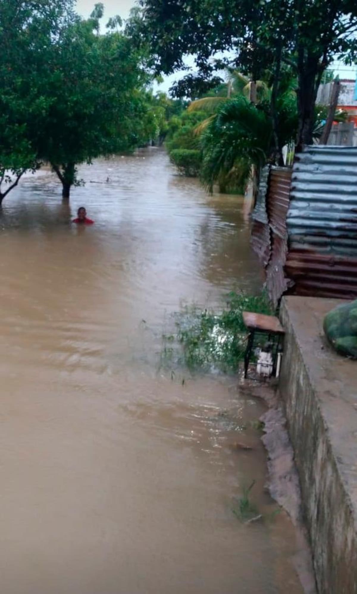 La calle Mira Flores es una de las más afectadas en Punta Canoa. //Cortesía