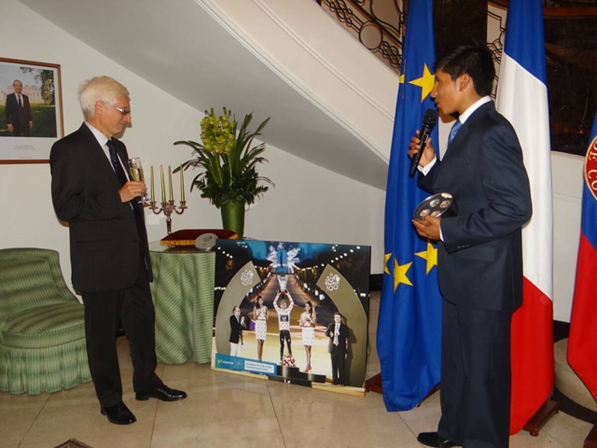 El corredor Nairo Quintana recibió un homenaje por parte del embajador de Francia Jean-Marc Laforet. COLPRENSA