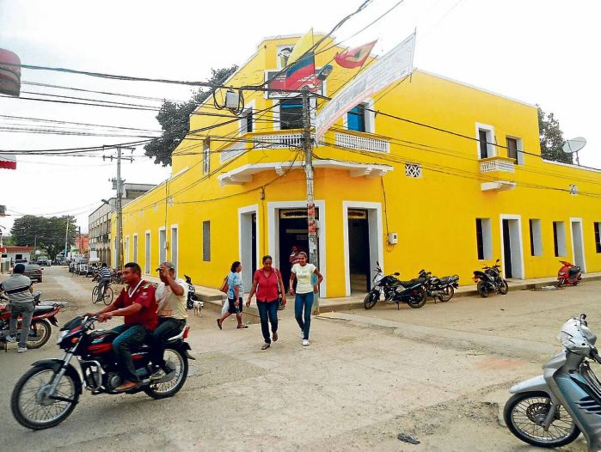 En la Alcaldía de El Carmen hay un gobernante interino, Julián González Roa, quien fue designado por el gobernador Juan Carlos Gossaín, tras la suspensión del titular, Francisco Vega Arrauth. LILA LEYVA – EL UNIVERSAL