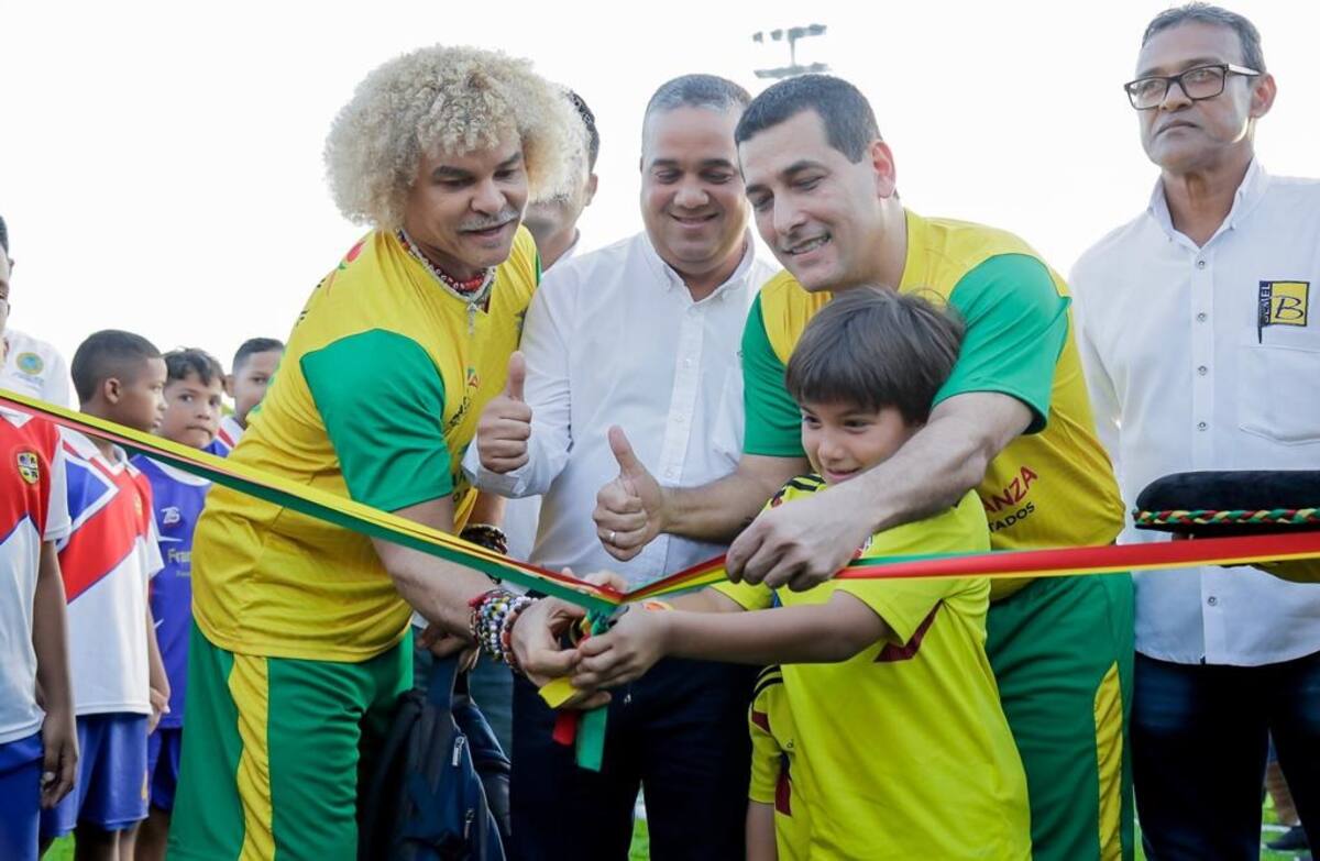 Momentos del corte de la cinta, donde participan, el gobernador Dumek Turbay, el alcalde Pedrito Pereira, Carlos ‘Pibe’ Valderrama y un niño deportista.//cortesía