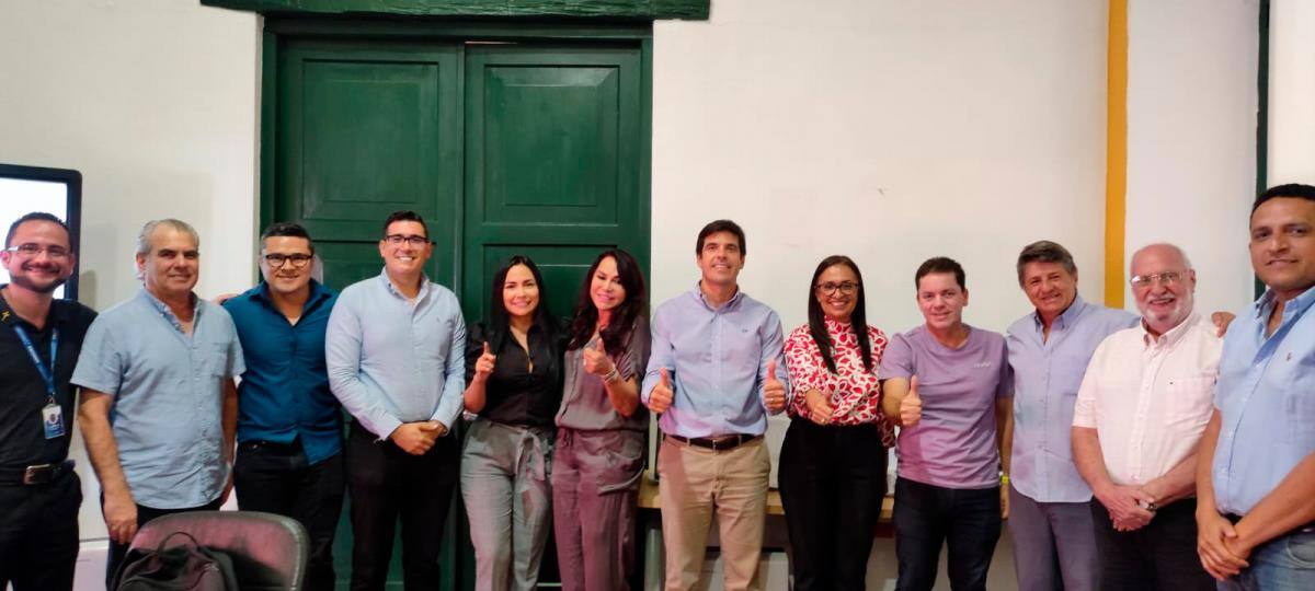 Miembros de la Junta Directiva de la Cámara de Comercio de Cartagena. Al centro, el saliente presidente ejecutivo, Juan Pablo Vélez y a su izquierda, Andrea Piña, la encargada. // Cortesía