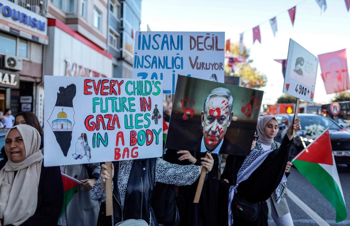 Manifestantes este domingo en Estambul contra los bombardeos israelíes en Gaza. EFE/EPA/ERDEM SAHIN.