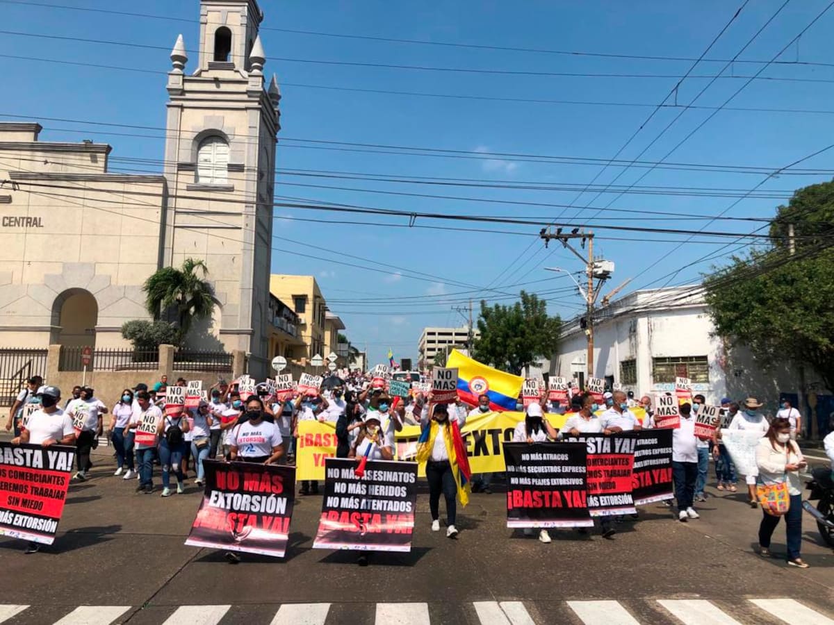 La marcha de tenderos y comerciantes estuvo acompañada por miembros de la Policía Nacional.
