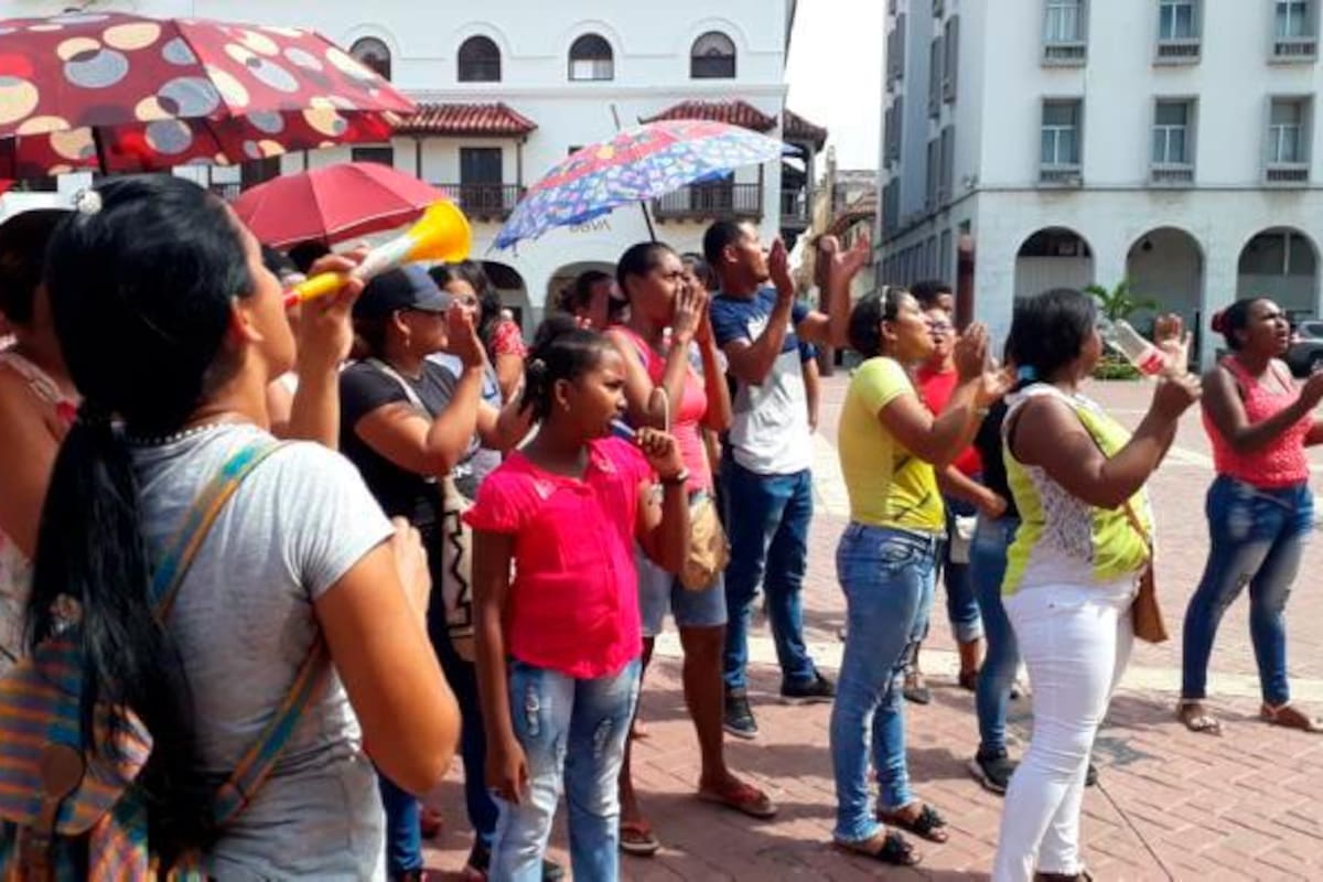 Padres de familia protestan en la Alcaldía para exigir becas de estudio