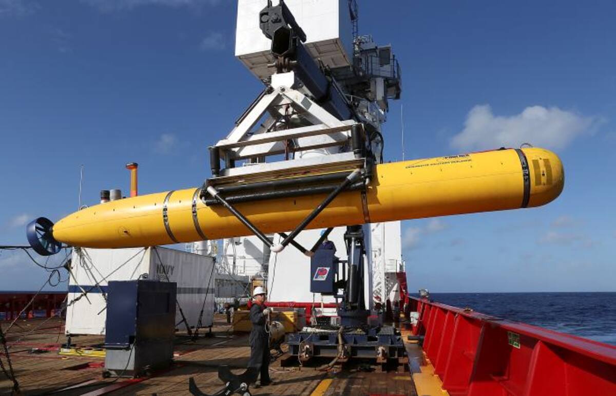 El submarino se ha sumergido más de 7 veces y no ha encontrado rastros del avión. AP