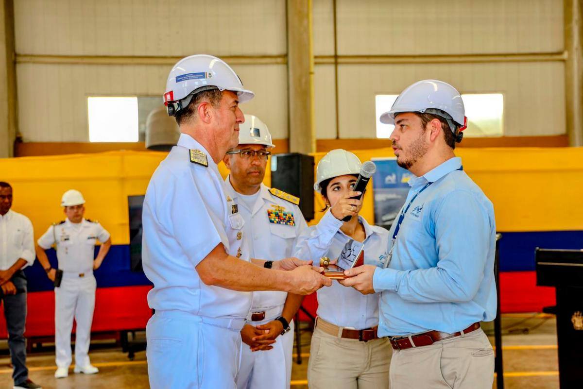 En la ceremonia, personal de Cotecmar entregó placa conmemorativa al Comandante de la Armada, // Cortesía -Cotecmar.