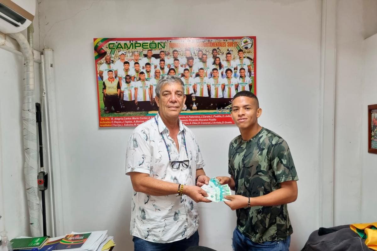 Jugadores de la selección Bolívar de fútbol sub-21 reciben premios
