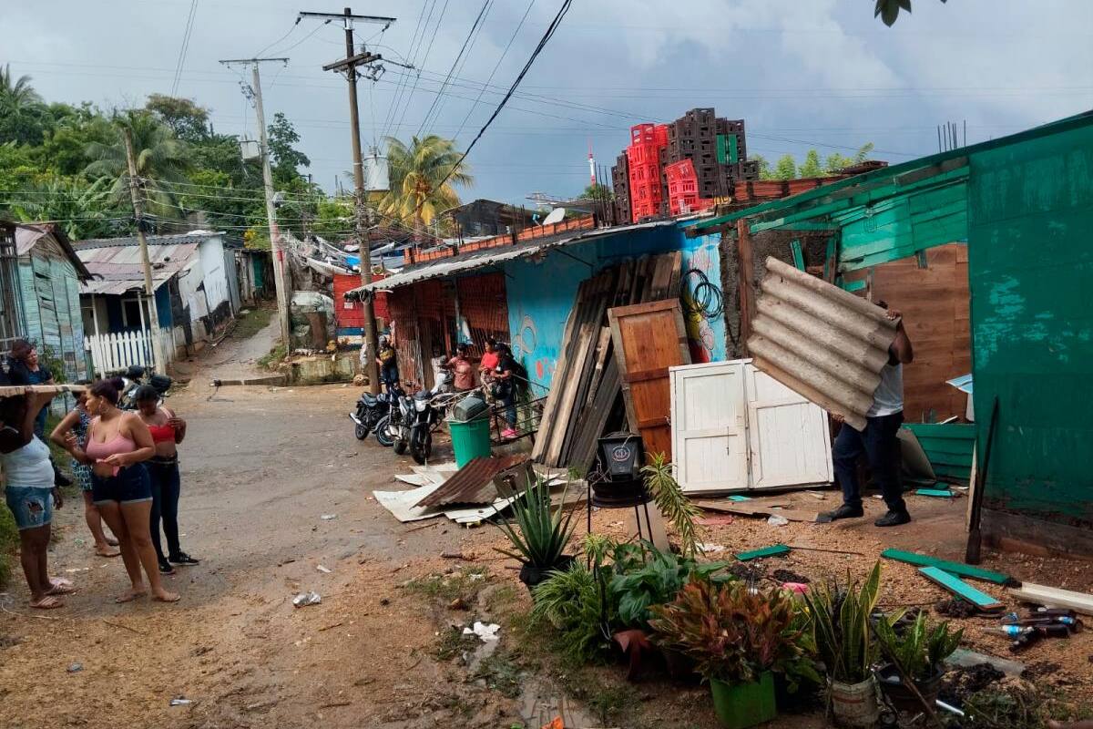 Lágrimas en medio de desalojo de familias en cerros de Albornoz