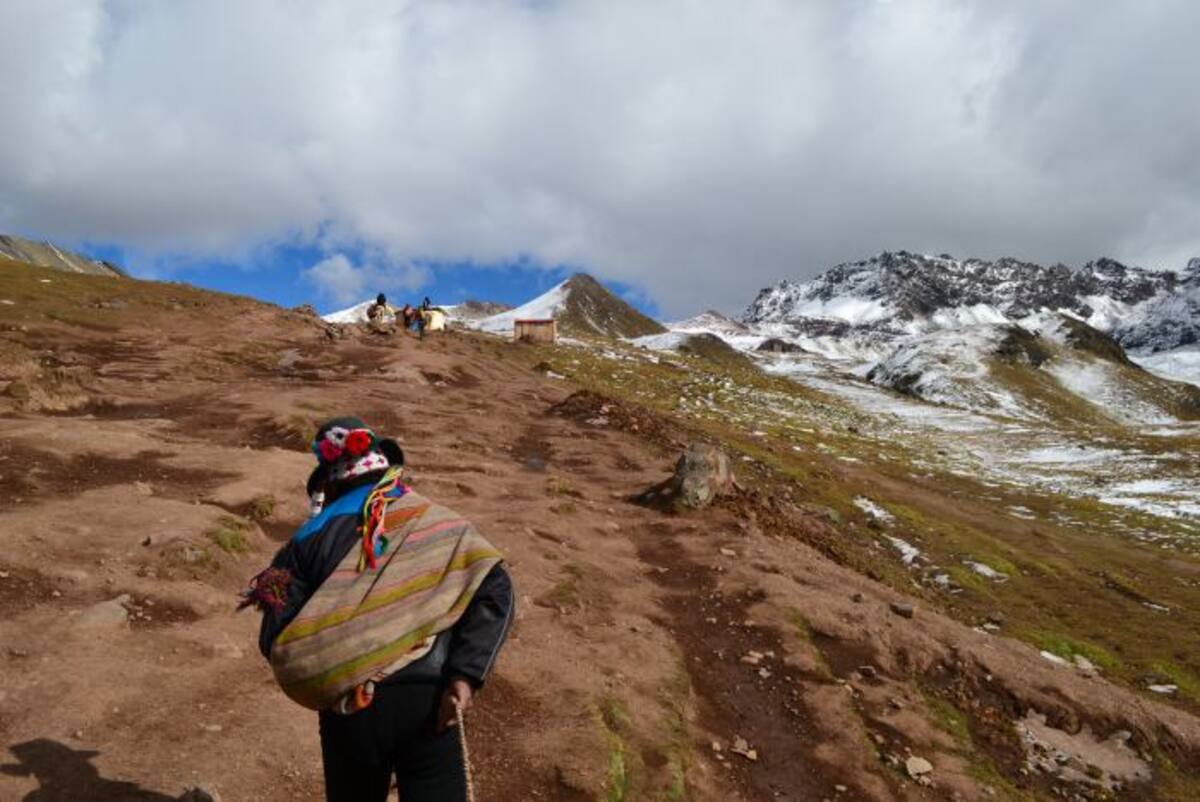 Rufino, un nativo, camina hacia la Montaña Vinicunca o Montaña de los Siete Colores. LUIS C. PRADO