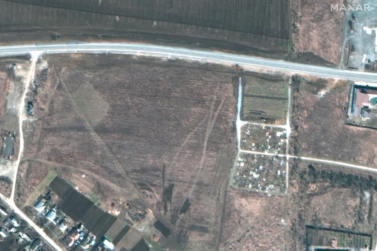 Fotos satelitales muestran posibles fosas comunes cerca de Mariúpol