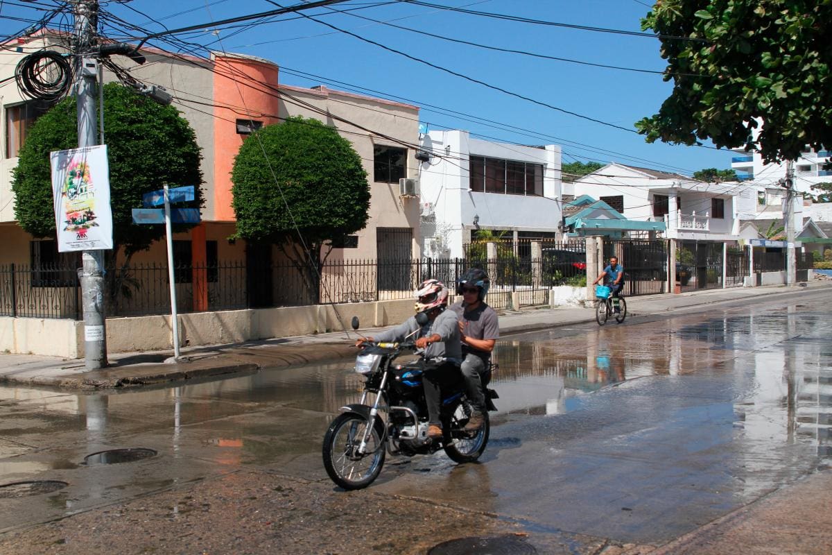 Controversia por decreto que solo permite mujeres como parrilleras en moto