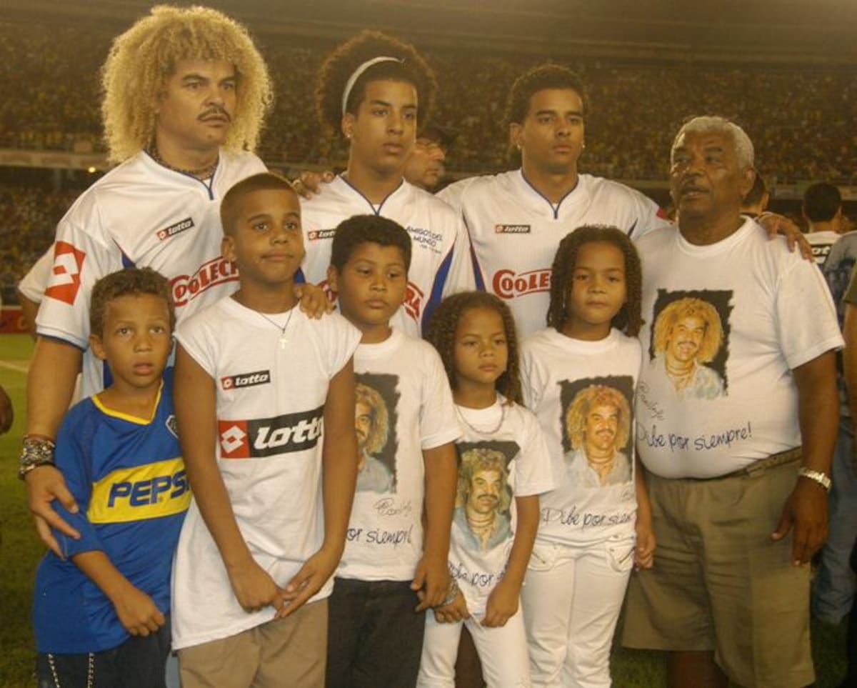 'Jaricho' (en la derecha) en la despedida del 'Pibe' Valderrama como futbolista profesional. ARCHIVO