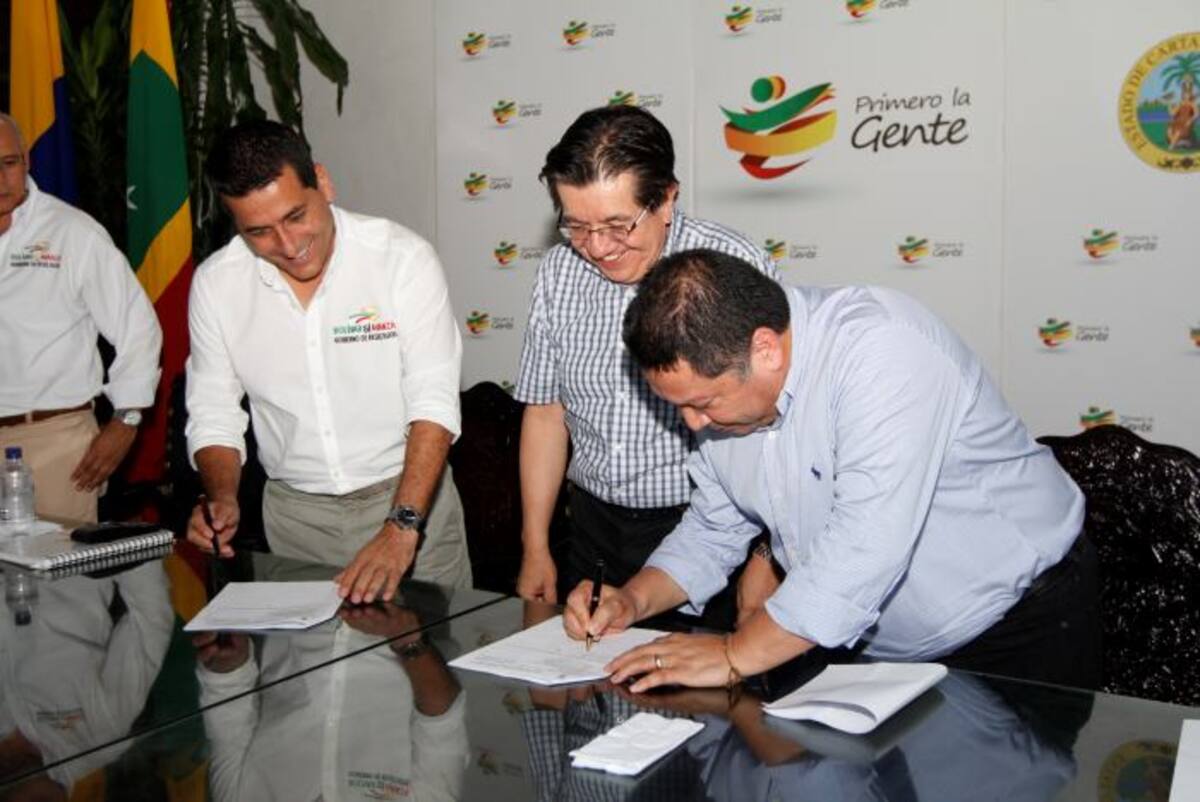El gobernador de Bolívar, Dumek Turbay; el viceministro de Salud, Fernando Ruiz; y el alcalde de Cartagena, Manolo Duque; durante la firma del compromiso. JULIO CASTAÑO-EL UNIVERSAL